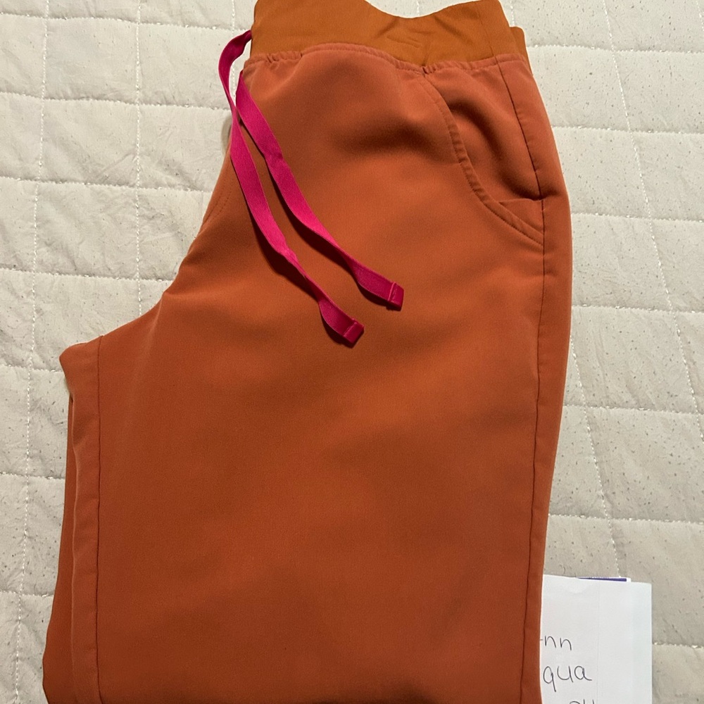 Figs scrip pant/ terracotta